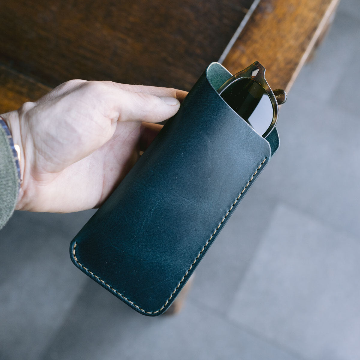Sunglasses in Ortensia blue handmade leather slip case